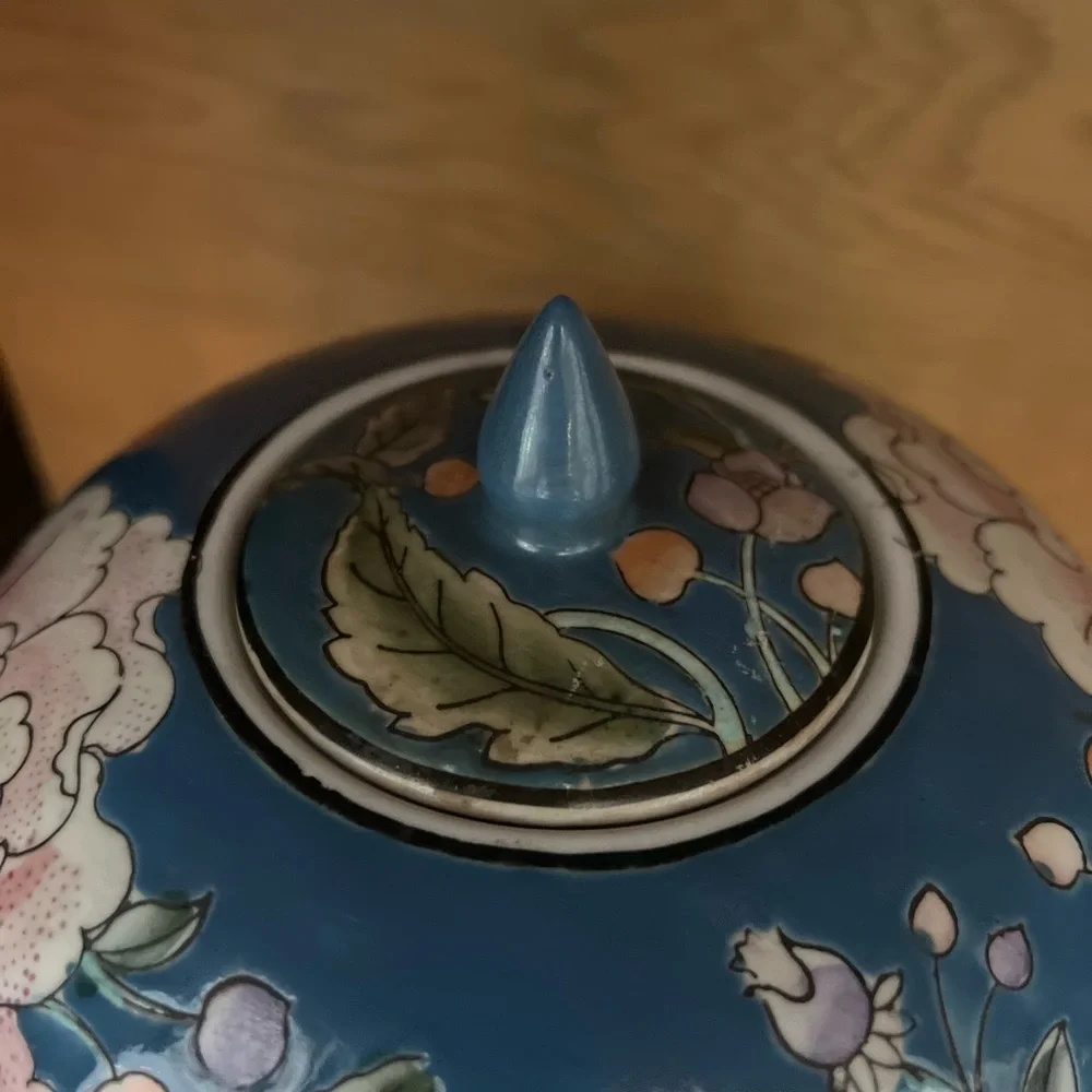 Vintage Japanese GINGER JAR TEMPLE JAR URN W LID Floral Porcelain Flowers MACAU - Picture 3 of 8